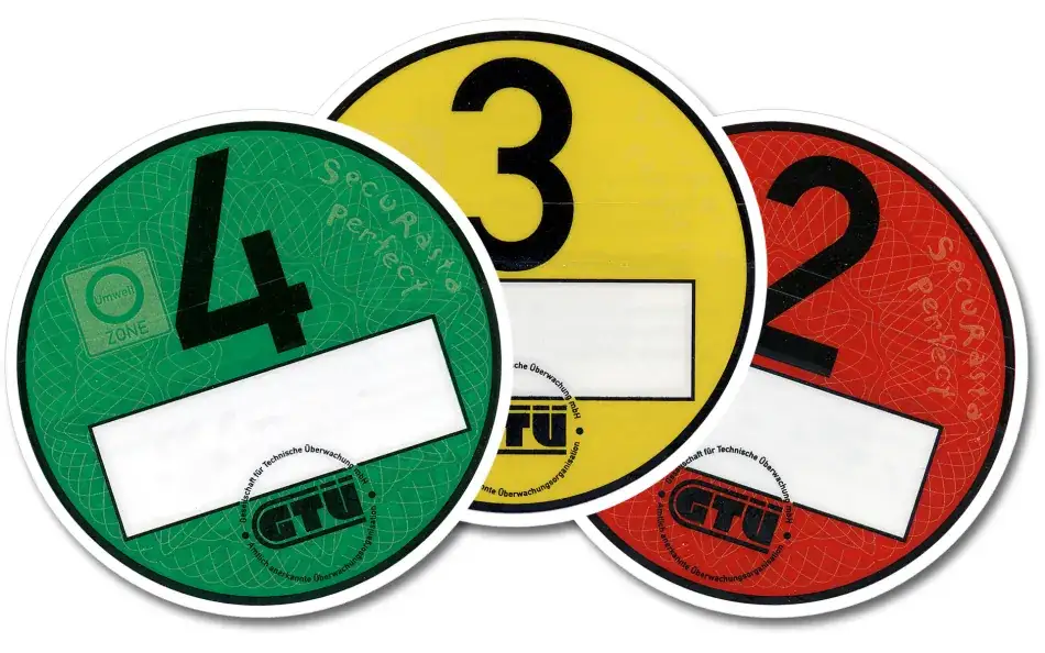 Feinstaubplaketten der GTÜ in Grün, Gelb und Rot – Umweltplaketten für Umweltzonen